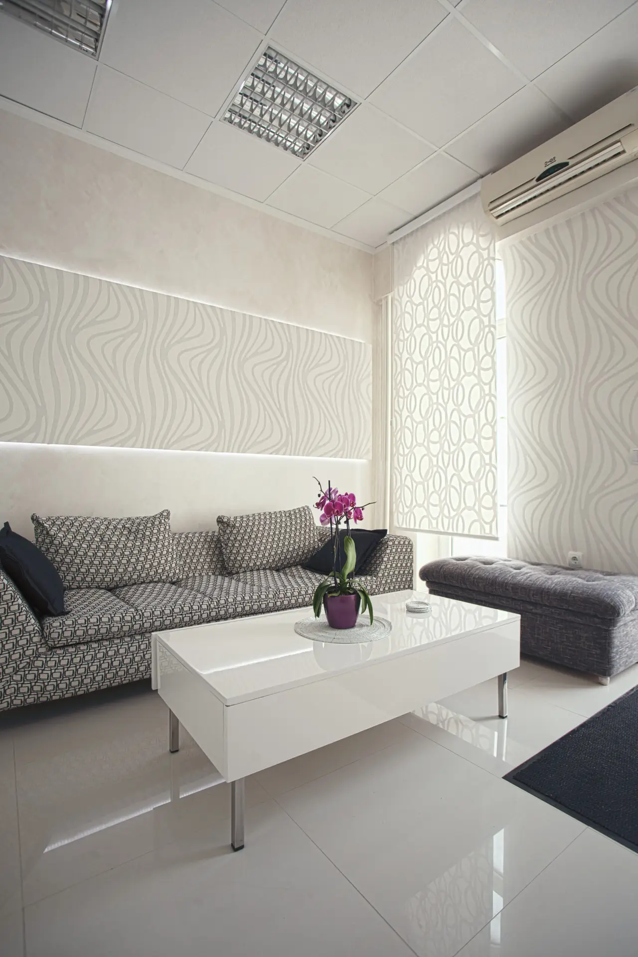 Lounge prostor sa sofom u Dental Med NS