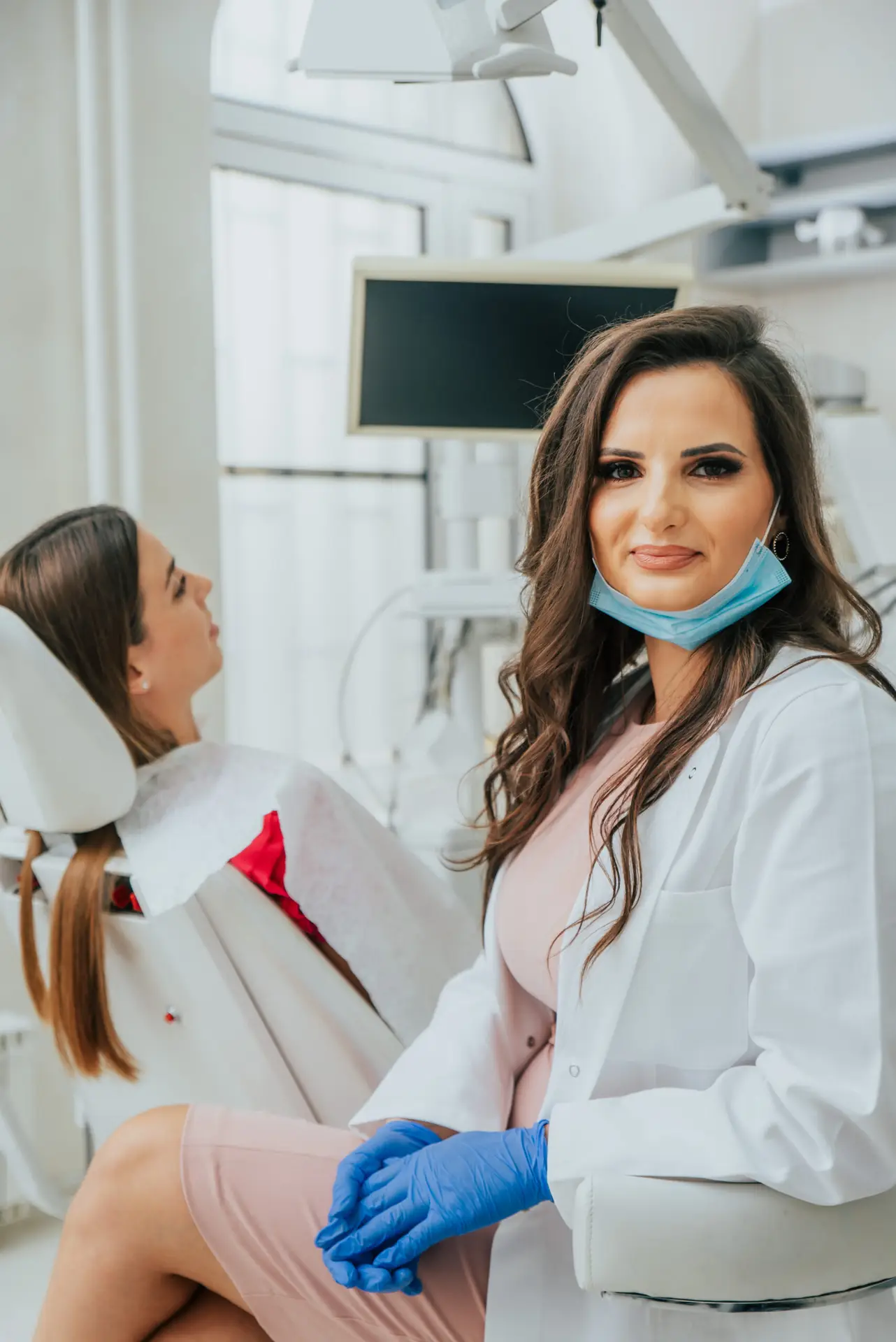 Spec. dr. stom. Sonja Gligović sa pacijentkinjom u ordinaciji Dental Med NS, Novi Sad